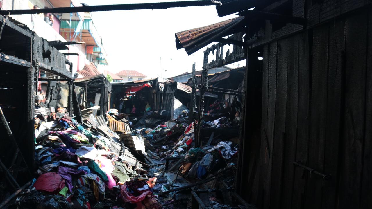 Puluhan kios pedagang di Pasar Aua Tajungkang, Kota Bukittinggi, terbakar pada Selasa (16/11/2021) pagi. (Foto: istimewa)