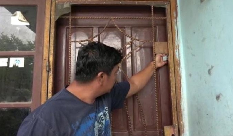 Rumah pelaku rudapaksa di Kota Padang, digembok dan disegel oleh warga, Jumat (19/11/2021).