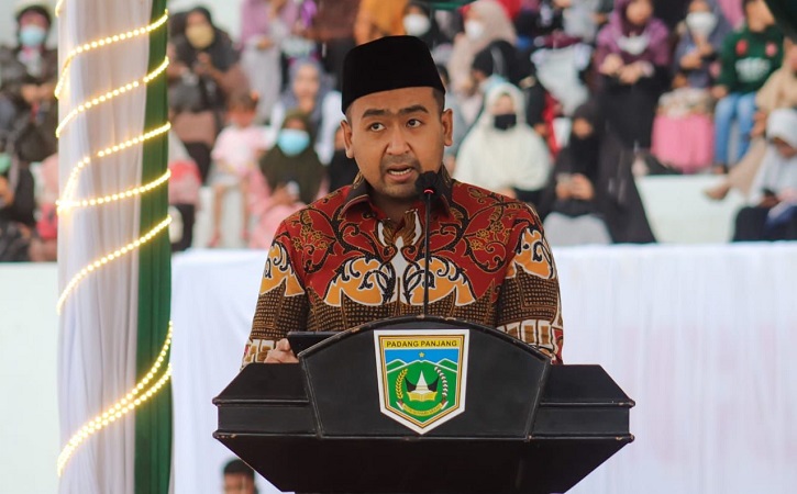 Wagub Sumbar Audy Joinaldy saat menutup MTQ Nasional tingkat Sumbar di Padang Panjang, Jumat (19/11/2021).