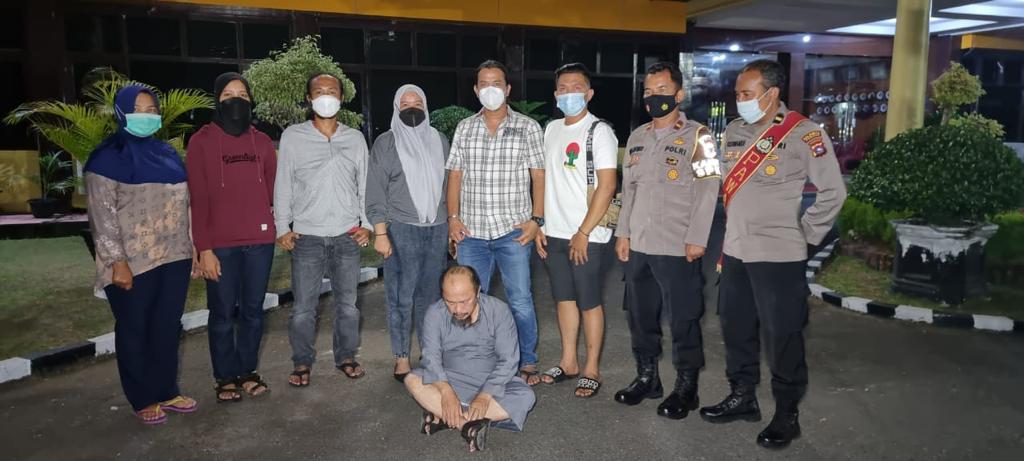 Guru ngaji yang diduga melakukan sodomi ditangkap Tim Klewang Polresta Padang pada Jumat (19/11/2021) malam. (Foto: Dok. Polresta Padang)