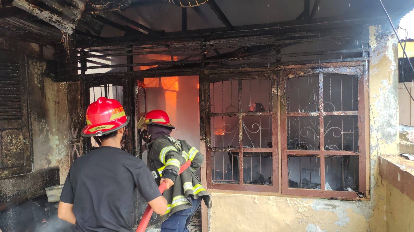Petugas pemadam kebakaran Kota Padang memadamkan api di rumah kawasan Seberang Padang, Kecamatan Padang Selatan. (Foto: Dok. Damkar Padang)