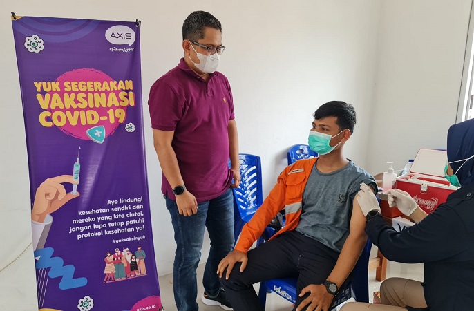 Head of Sales XL Axiata Sumbar - Jambi, Trisna Gunawan sedang melihat proses vaksinasi di Stasiun KAI Lubuk Alung, Kabupaten Padang Pariaman, Kamis (25/11/2021). (Foto: Humas XL Axiata) 