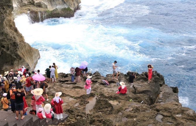 Wisatawan daerah tampak mengunjungi lokasi wisata di Nusa Penida, Kabupaten Klungkung, Bali dengan mematuhi protokol kesehatran (prokes), Sabtu (27/11/2021). (foto: Ist/Halonusa)