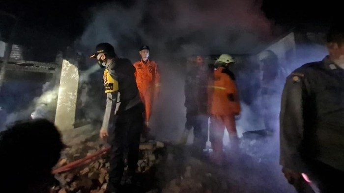 Kebakaran rumah di Kampar, Riau, Minggu (7/11/2021) malam. Ibu dan 3 anak asal Painan, Pesisir Selatan (Pessel), tewas. (Foto: Istimewa)