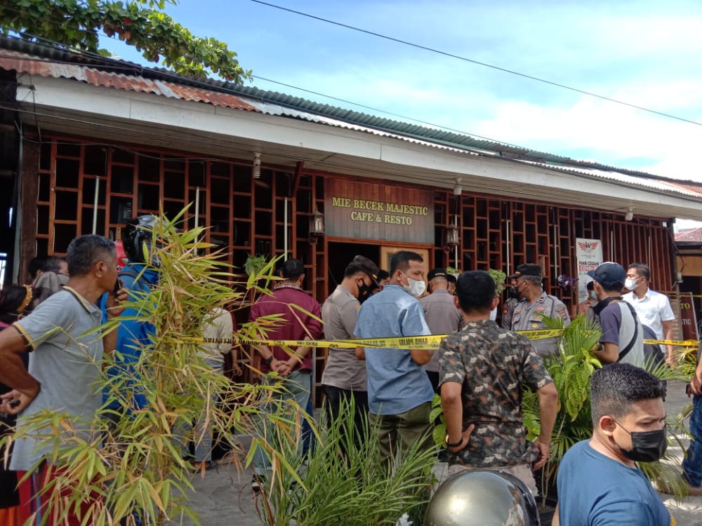 TEKS FOTO: Olah TKP penemuan mayat di Kafe Majestic, Kecamatan Padang Barat. (Foto: Dok. Muhammad Aidil)
