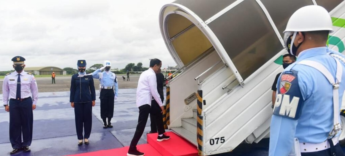 Presiden Joko Widodo bertolak menuju Provinsi Sulawesi Selatan dalam rangka kunjungan kerja pada Selasa pagi, 23 November 2021. Foto: BPMI Setpres/Muchlis Jr