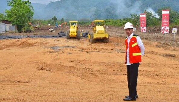 Presiden Jokowi saat membuka pembangunan jalan Tol Padang-Pekanbaru seksi I Padang-Sicincin pada tahun 2018 lalu. (Foto: Dok. KPPIP)