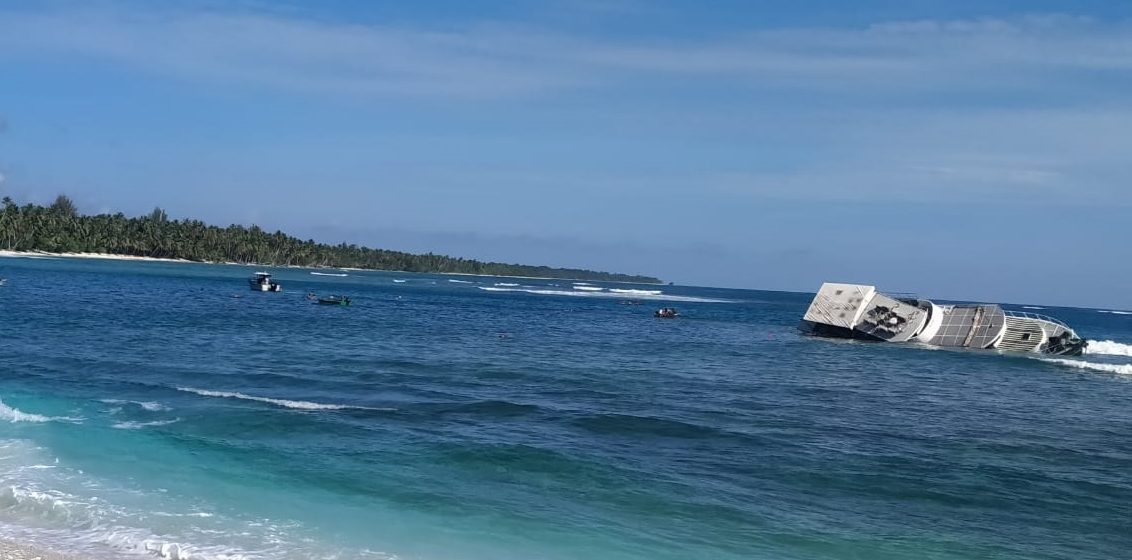 Kapal yang membawa rombongan turis dari Brasil dan Uruguay kandas di Pantai Katiet, Kecamatan Sipora Selatan, Kabupaten Kepulauan Mentawai, Kamis (25/11/2021).