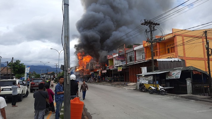 Situasi kebakaran di depan Pasar Bandar Buat Padang pada Minggu (19/12/2021) sore. (Foto: Dok. Istimewa)