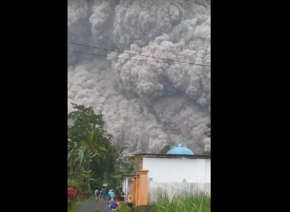 Cuplikan video Gunung Semeru, di antara Kabupaten Lumajang dan Malang, Jawa Timur erupsi diawali pijar lahar, Sabtu (4/12/2021) | Netizen/Halonusa
