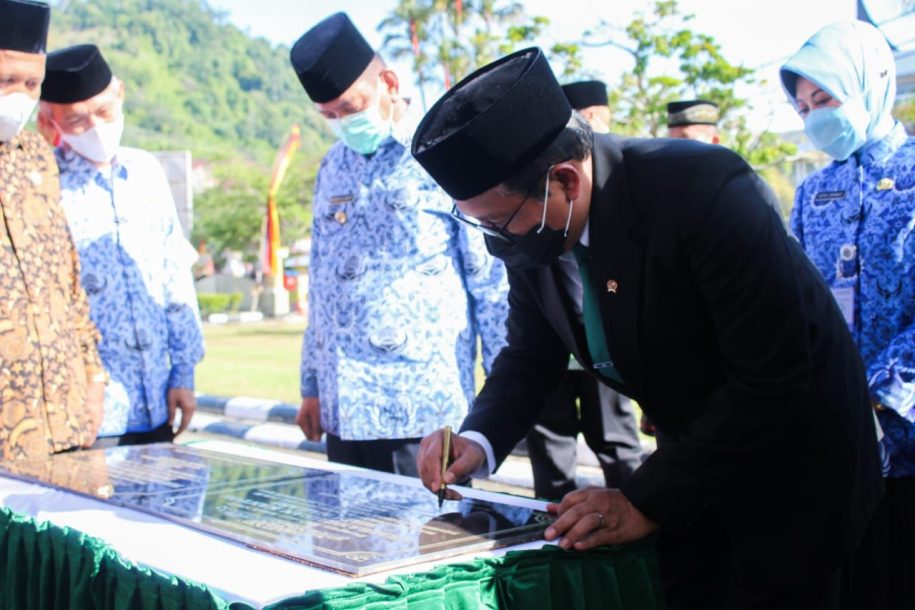 Mendes PDTT Abdul Halim Iskandar meresmikan menandatangani prasasti pembangunan Kantor Wali Nagari dan panggung kesenian Pantai Muaro Bantiang, Nagari Pulau Karam Ampang Pulai, Pesisir Selatan, Sumatera Barat, Minggu (12/12/2021)