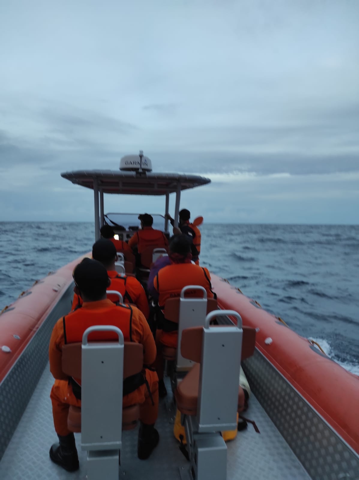 Petugas Kantor SAR Kepulauan Mentawai mencari dua nelayan yang hilang usai melaporkan merusakan kapal. (Foto: Dok. Kantor SAR Mentawai)
