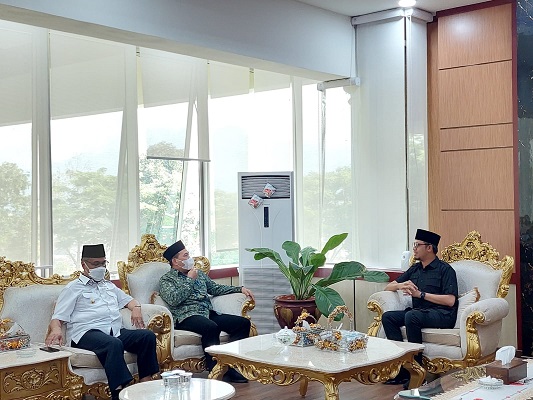 Ketua Ombudsman RI, Mokhammad Najih (tengah) berdiskusi dengan Wali Kota Bukittinggi, Erman Safar (kanan) dan Wakil Wali Kota Bukittinggi, Marfendi (kiri). (Foto: Dok. Ombudsman Sumbar)