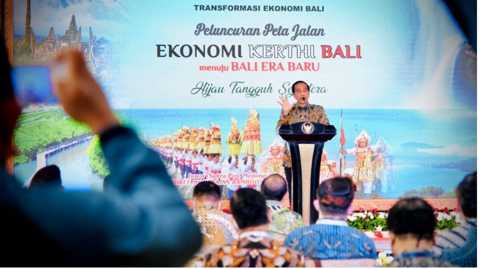 Presiden Joko Widodo memberikan sambutan pada Peluncuran Peta Jalan Ekonomi Kerthi Bali, yang diselenggarakan di Three Mountain Bamboo Pavilion, Kura-Kura Bali, Kota Denpasar, Provinsi Bali, pada Jumat, 3 Desember 2021. Foto: BPMI Setpres