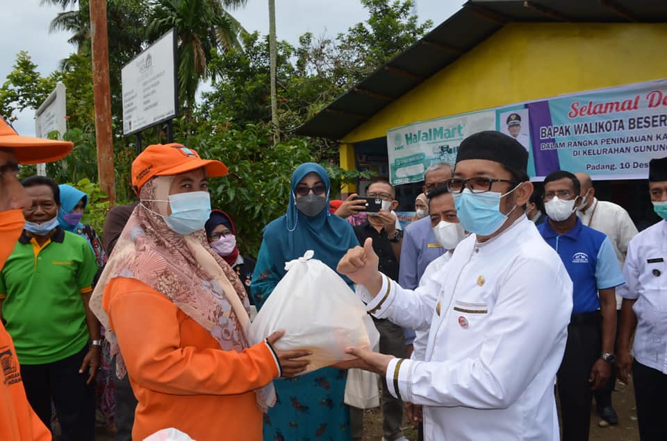 Wali Kota Padang menyerahkan bantuan dari pihak ketiga kepada seorang petugas PK3 DLH Kota Padang