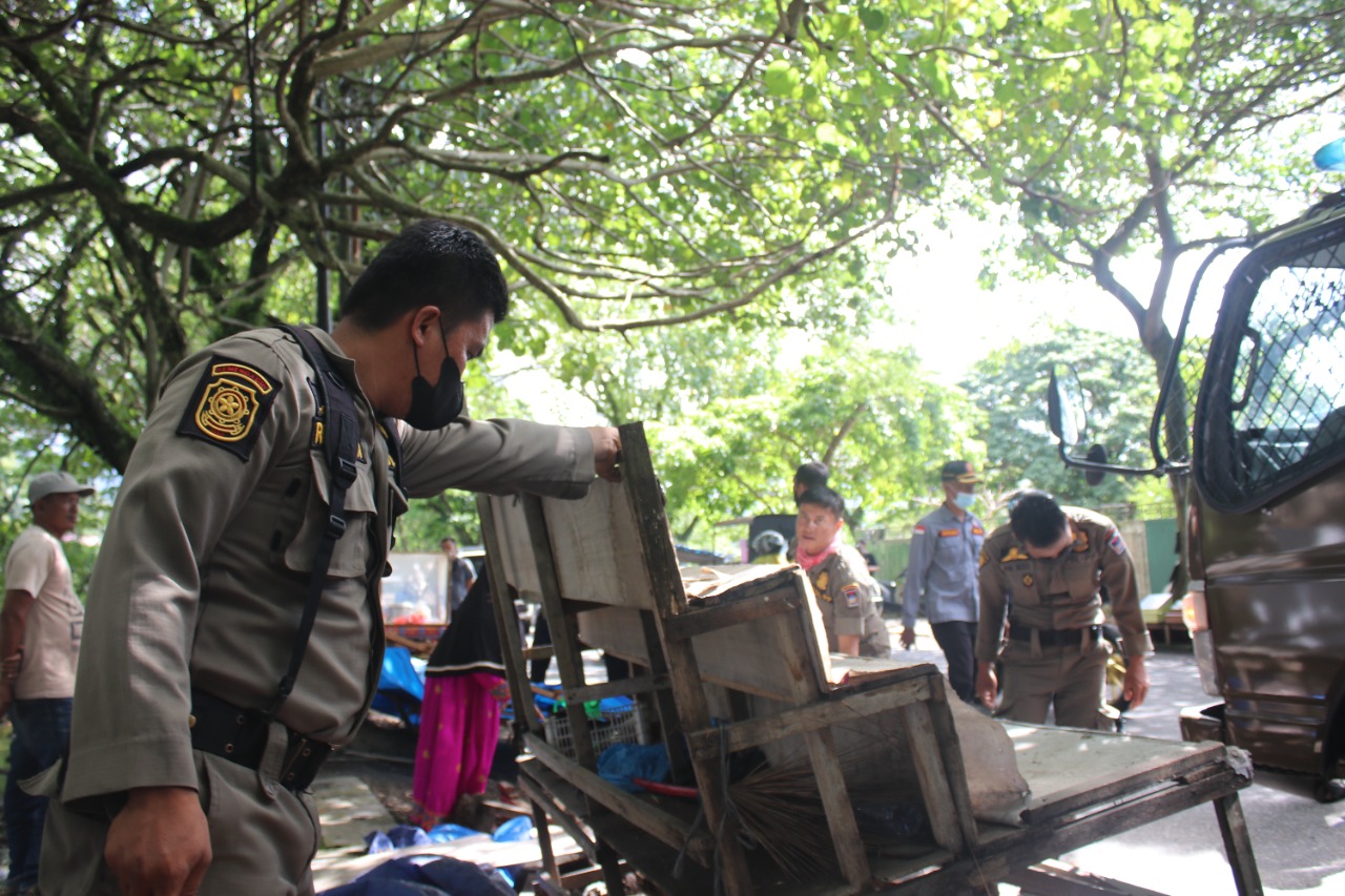 Seorang personel Satpol PP Padang membongkar Lapak PKL di Kawasan Tunggul Hitam Padang (Humas)