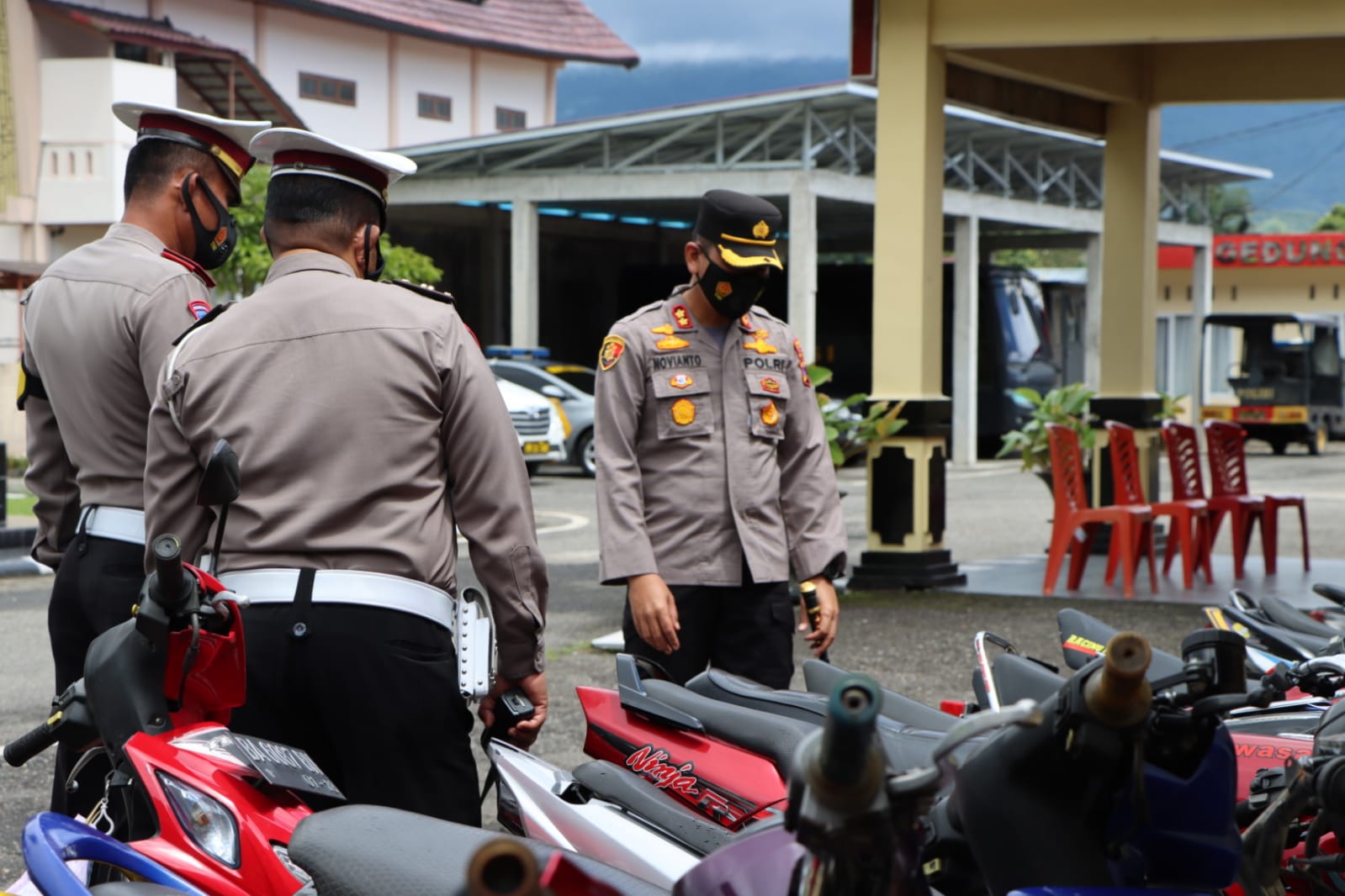 Kapolres Padang Panjang, AKBP Novianto Taryono menyaksikan sejumlah motor hasil balap liar yang ditahan pihaknya. (Foto: Dok. Polres Padang Panjang)