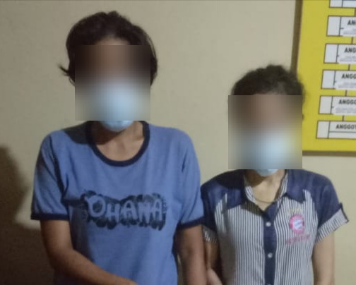 Dua emak-emak yang ditangkap polisi di Kota Pariaman, Sumatera Barat (Sumbar) pada Selasa (7/12/2021) malam. (Foto: Dok. Polres Pariaman)