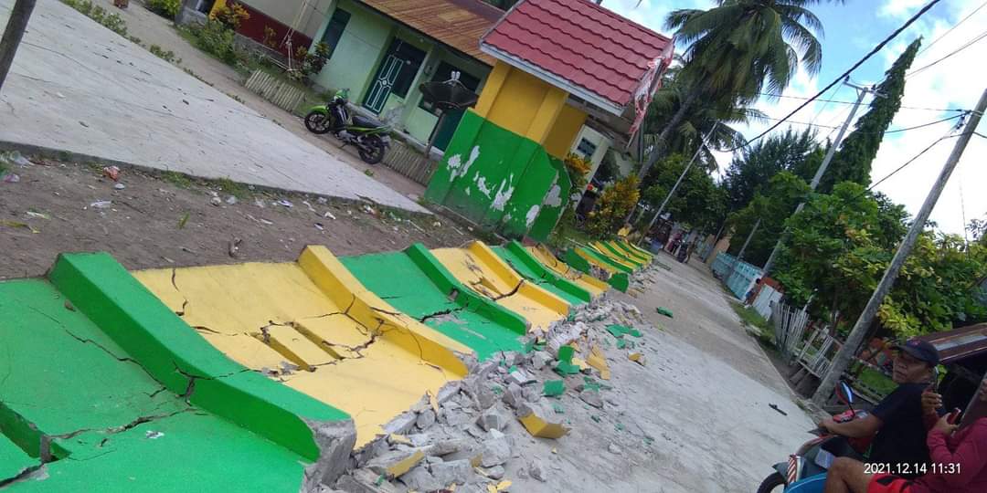 Salah satu bangunan yang roboh akibat gempa di Flores Timur (dok BNPB)