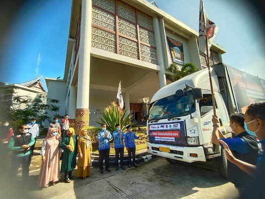 Pelepasan bantuan logistik dari Kota Padang untuk korban erupsi Gunung Semeru di Lumajang, Jawa Timur (Jatim) pada Senin (27/12/2021) pagi. (Foto: Dok. Muhammad Aidil)