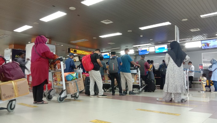 Sejumlah calon penumpang pesawat yang berangkat dari Bandara Internasional Minangkabau (BIM). (Foto: Dok. Istimewa)