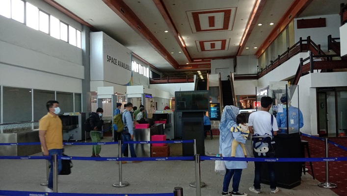 Sejumlah calon penumpang yang berangkat dari Bandara Internasional Minangkabau (BIM) menjalani prosedur pemeriksaan sebelum terbang. (Foto: Dok. Istimewa)