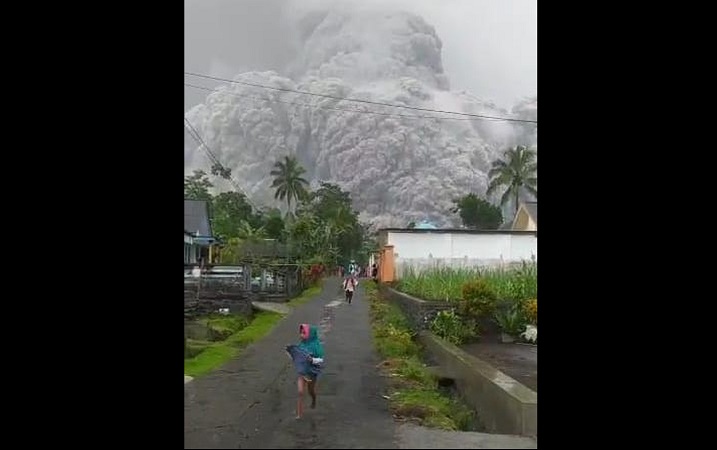 Cuplikan video Gunung Semeru meletus, di antara Kabupaten Lumajang dan Malang, Jawa Timur, Sabtu (4/12/2021). (Foto: Netizen/Halonusa)