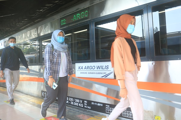 Sejumlah penumpang hendak menaiki KA Argo Wilis Bandung. (Foto: Dok. KAI Daop 2 Bandung)