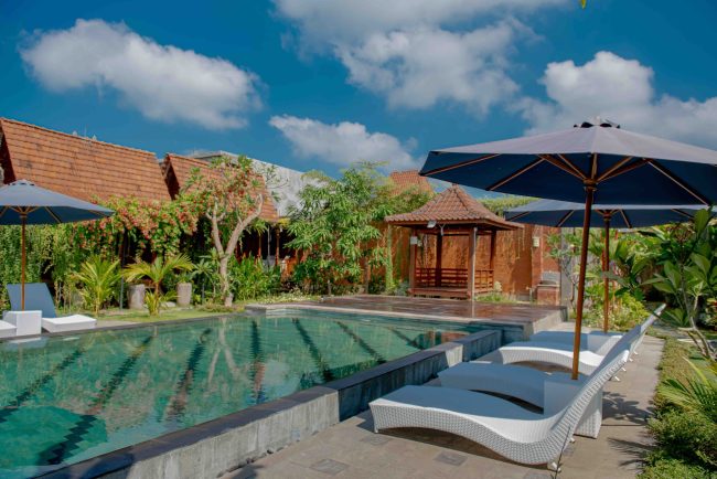 Tamu dapat menikmati kursi santai sembari berjemur di dekat kolam, di Moson Bali Villa, di Jl Pandawa No 8C, Legian, Kuta, Badung, Bali. (mosonbalilegian/tanharimage/halonusa)