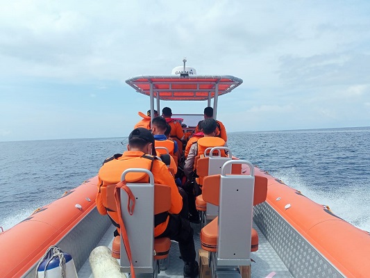 Petugas Kantor SAR Mentawai dalam perjalanan mengevakuasi dua nelayan yang mengalami mati mesin di perairan Pulau Sipora. (Foto: Dok. Kantor SAR Mentawai)