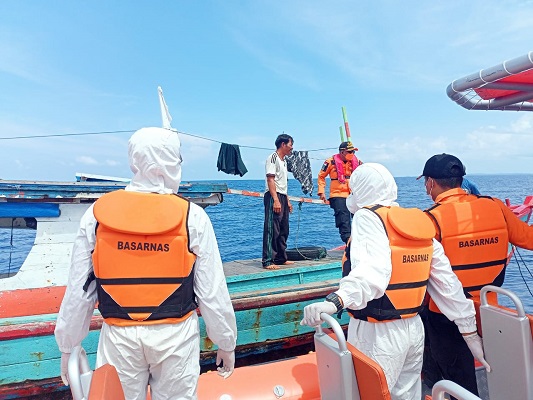 Petugas Kantor SAR Mentawai menggunakan Alat Pelindung Diri (APD) mengevakuasi nelayan yang terombang-ambing di tengah lautan pada Kamis (30/12/2021) pagi. (Foto: Dok. Kantor SAR Mentawai)