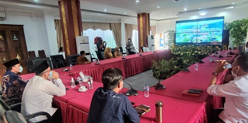 Penayangan perdana video profil Kota Padang yang disaksikan Wali Kota, Hendri Septa. (Foto: Dok. Diskominfo Padang)