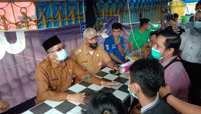 Wali Kota Padang, Hendri Septa (kiri) berdiskusi dengan para pedagang di kawasan Tugu Gempa. (Foto: Dok. Muhammad Aidil)