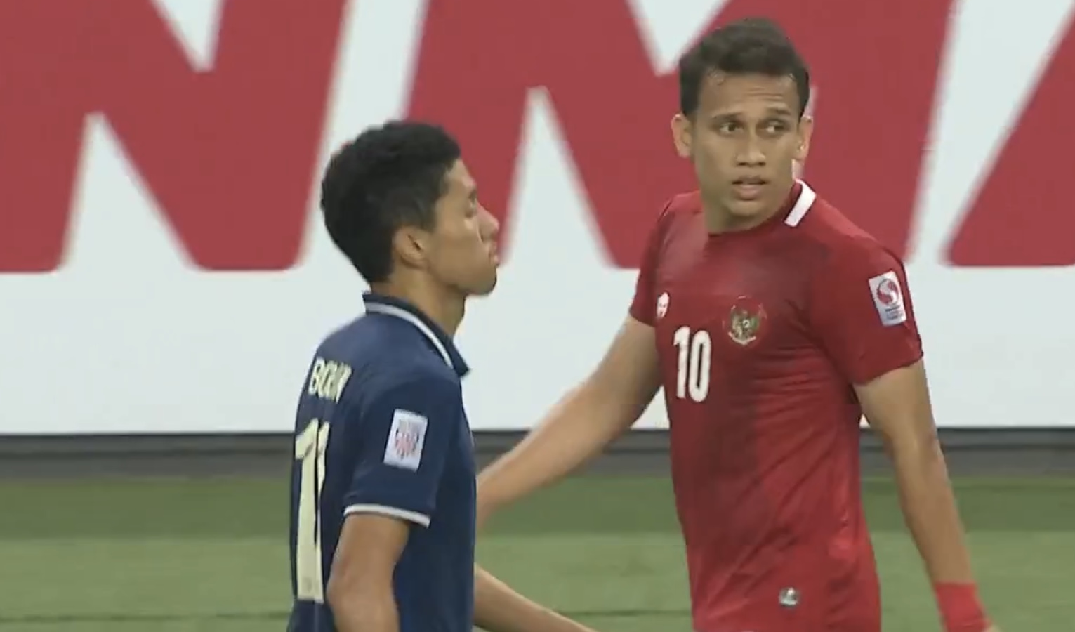 Egy Meldiansyah saat bertemu pemain Thailand di Final Piala AFF 2021