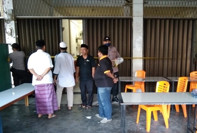 Lokasi korban gantung diri di sebuah warung kopi di Gampong Lam Bheu, Kecamatan Darul Imarah, Aceh Besar, Aceh, Selasa (4/1/2022). (Foto: Dok Polresta Banda Aceh)
