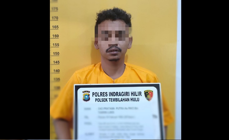 Suami pelaku perampokan istri di Inhu, Riau, saat diamankan polisi. (Foto: Humas Polsek Inhil)