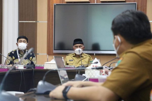 Gubernur Sunbar Mahyeldi saat melakukan pertemuan dengan KPK di Padang, Senin (24/1/2022). (Foto: Kominfo Sumbar)