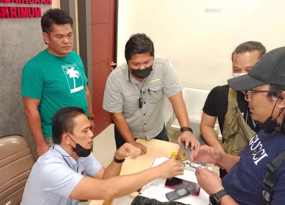 Tim Jatantras Polda Riau menangkap GI berbaju biru karena kepemilikan senjata api (senpi) rakitan alias ilegal. Polisi menangkapnya Jumat pekan lalu. (Int/Halonusa)