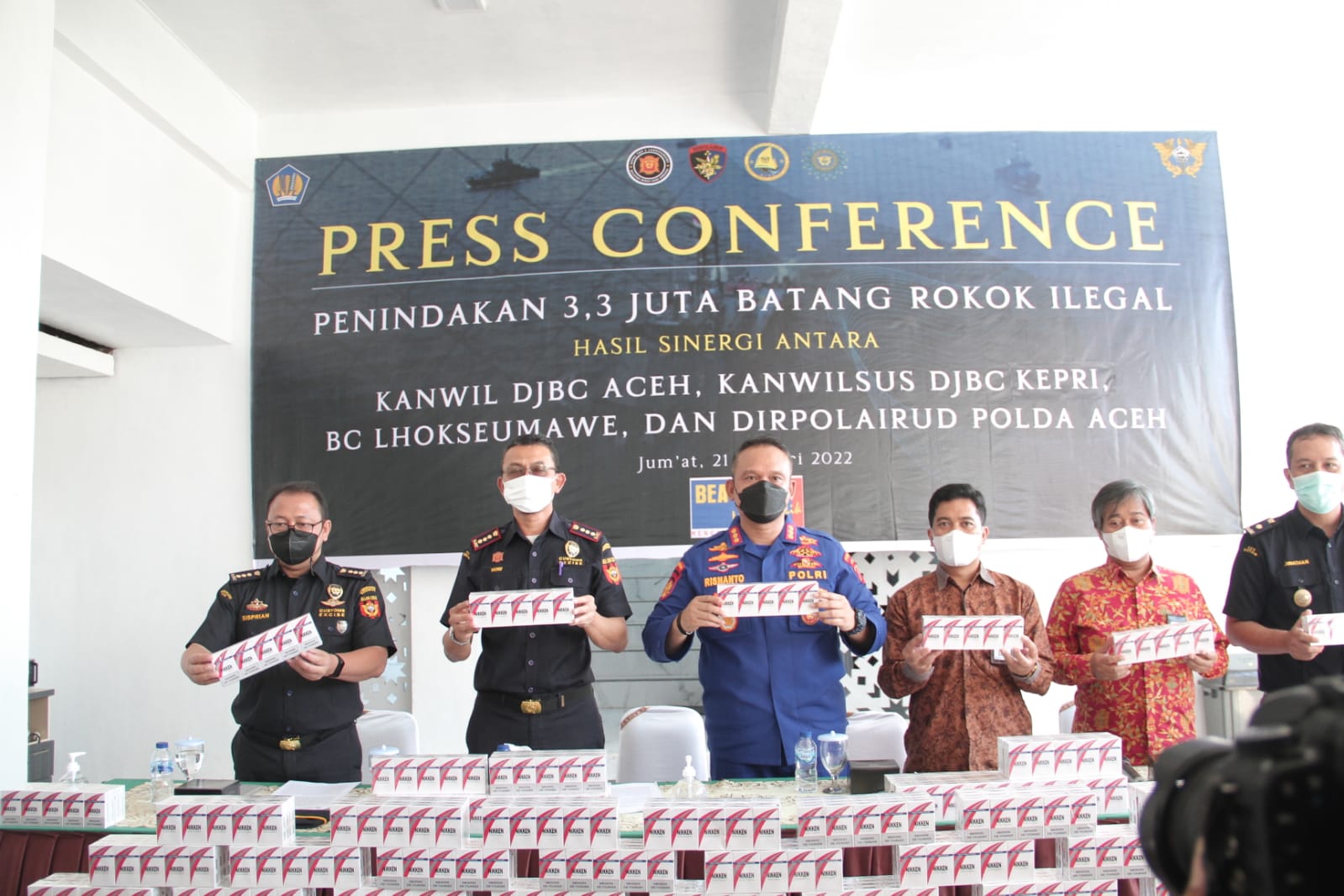 Bea Cukai Lhokseumawe memperlihatkan barang bukti rokok ilegal sebanyak 3,3 juta batang merek Nikken yang berhasil digagalkan di wilayah Kuala Cangkoi, Kabupaten Aceh Utara, Aceh, Selasa, (11/1/2022). (Foto: Aldevan/Halonusa)