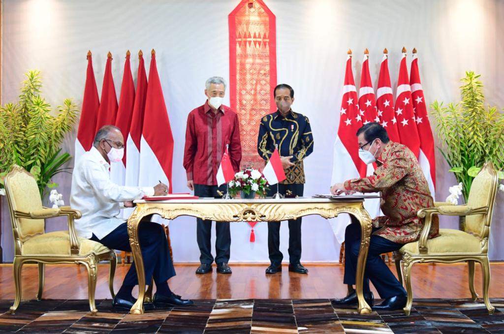 Presiden Joko Widodo dan PM Singapura menyaksikan penandatanganan Perjanjian Ekstradiksi