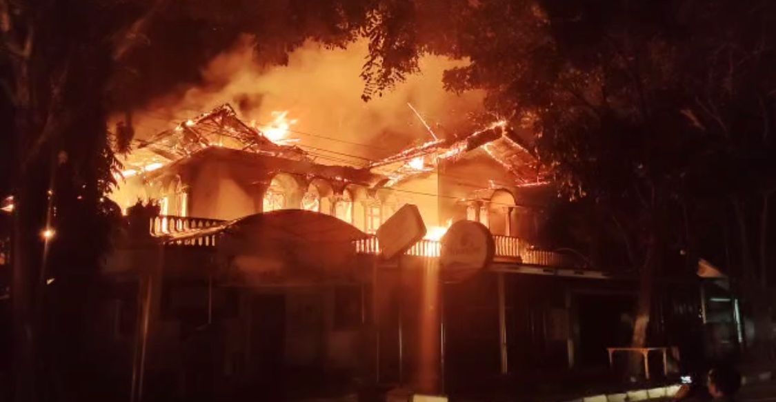 Rumah Kolektor Barang Antik Senilai Miliaran Rupiah Terbakar di Pekanbaru