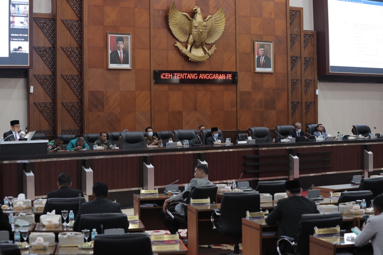 Suasana rapat paripurna DPR Aceh dengan agenda Pembukaan Masa Persidangan I Tahun 2022 dan Persetujuan terhadap Rancangan Qanun Aceh tentang Anggaran Pendapatan dan Belanja Aceh Tahun Anggaran 2022 untuk menjadi Qanun Aceh, di gedung utama DPRA, Banda Ace