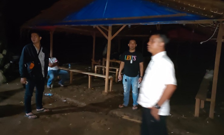 Petugas kepolisian dari Polsek Patumbak ketika melakukan penggerebekan diduga lokasi judi di Desa Marindal I, Senin (3/1/2022) malam. (Foto: istimewa)