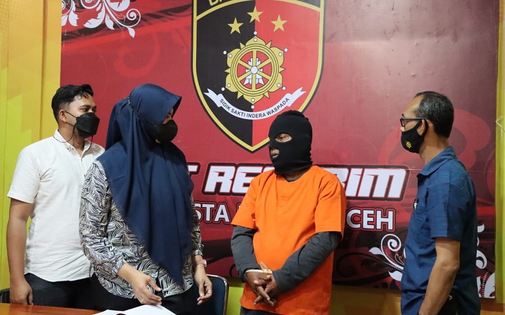SB (54 tahun) ditangkap polisi karena tega melakukan rudapaksa dan pelecehan terhadap anak tirinya di Aceh Besar, Kamis (6/1/2020). (Foto: Dok Polresta Banda Aceh)