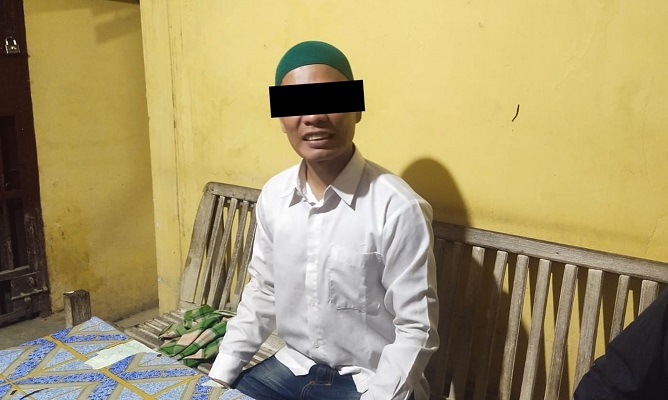 Pria berinisial AR diamankan setelah mengklaim dirinya sebagai Imam Mahdi lewat pengeras suara masjid di Aceh Utara. (Foto: Dok. Polda Aceh)