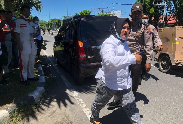 Satu unit mobil Karimun yang dikendarai wanita diadang 9 pria di Simpang Presiden, Kecamatan Padang Utara, Kota Padang, Kamis (20/01/2022). (Foto: Halbert)