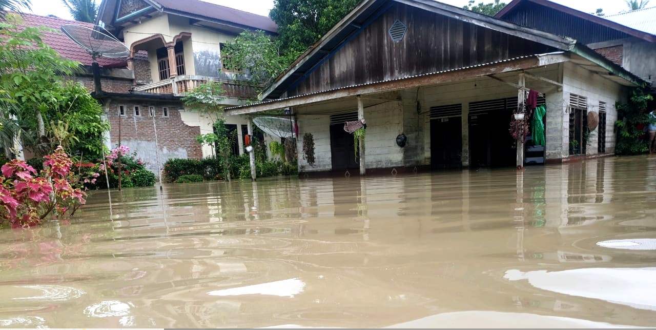 Badan Penanggulangan Bencana Daerah mencatat 34 ribu orang mengungsi dan 1.111 rumah terendam banjir. Banjir yang terjadi sejak Kamis (30/12/2021) itu belum surut hingga Rabu (5/1/2022). (Foto: Dok. BPBA)