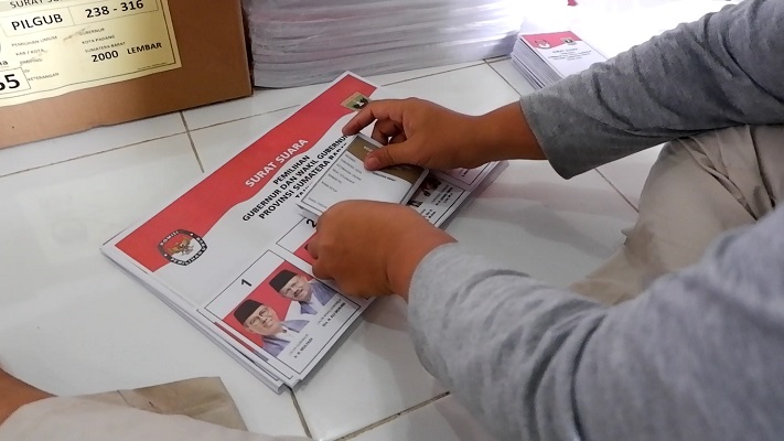 Pelipatan Surat Suara yang dilakukan di  KPU Padang (Halbert Caniago/Halonusa.com)