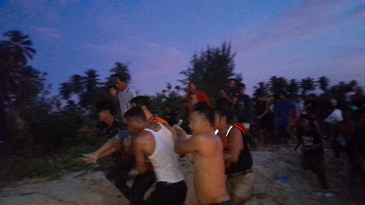 Warga dan anggota SAR Mentawai mengevakuasi korban meninggal dunia di Pantai Mapaddegat. (Foto: Dok. Kantor SAR Mentawai)