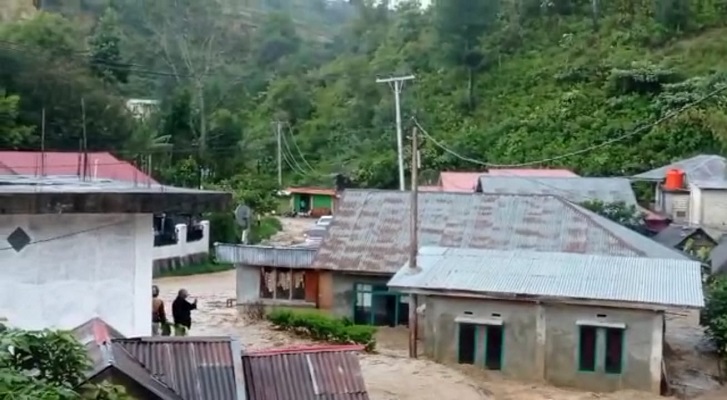 Macet akibat banjir di Kabupaten Solok. (Foto: Dok. Istimewa)